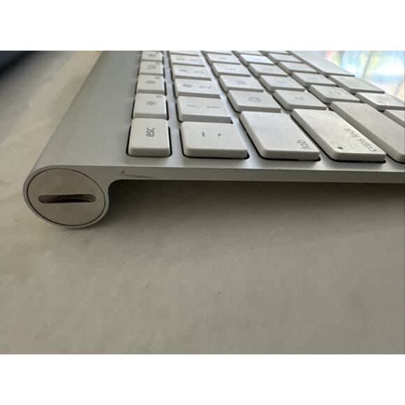 Apple Wireless Magic Keyboard (A1314) WORKING TESTED - Picture 4 of 5